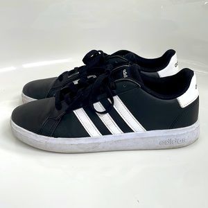 • ADIDAS SNEAKERS •